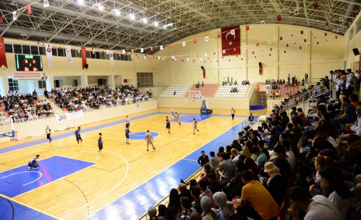 Pinhani Grubu Üniversitemiz Personel ve Öğrencilerinden Oluşan Basketbol Takımıyla Dostluk Maçı Gerçekleştirdi